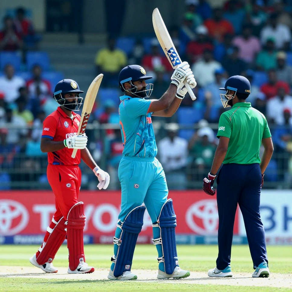 মিরপুরের অদৃশ্য ঘড়ি: ঢাকা প্রিমিয়ার লিগের বেতন, বাউন্স আর এক চোদ্দো সেকেন্ডের হিসাব